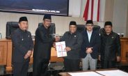 BUPATI DAN WAKIL BUPATI HADIRI RAPAT PARIPURNA DPRD AGENDA PENYAMPAIAN REKOMENDASI ATAS LKPJ 2O25
