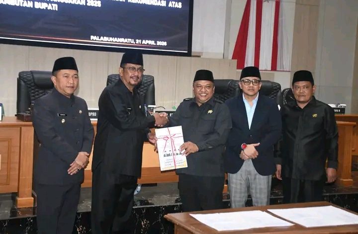 BUPATI DAN WAKIL BUPATI HADIRI RAPAT PARIPURNA DPRD AGENDA PENYAMPAIAN REKOMENDASI ATAS LKPJ 2O25