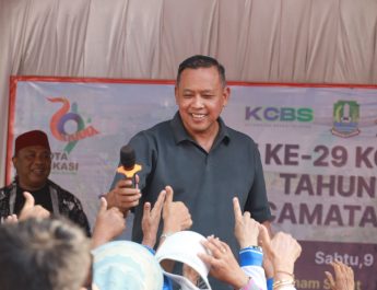 Tri Adhianto Ikut Senam Bersama dan UMKM Ramaikan Akhir Pekan di Kecamatan Bekasi Selatan