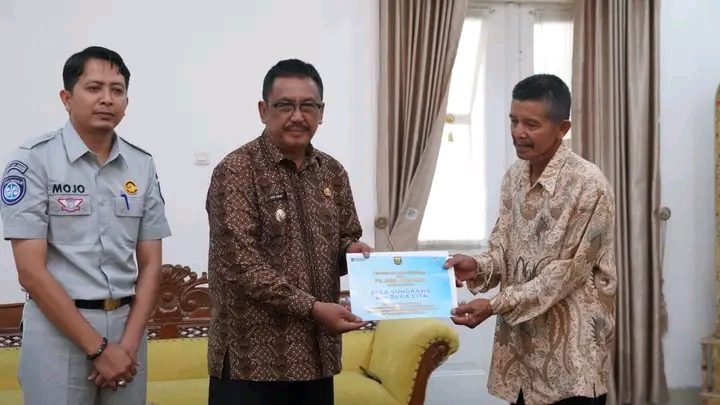 BUPATI BERSAMA JASA RAHARJA SERAHKAN SANTUNAN KEPADA AHLI WARIS KORBAN KECELAKAAN LALULINTAS