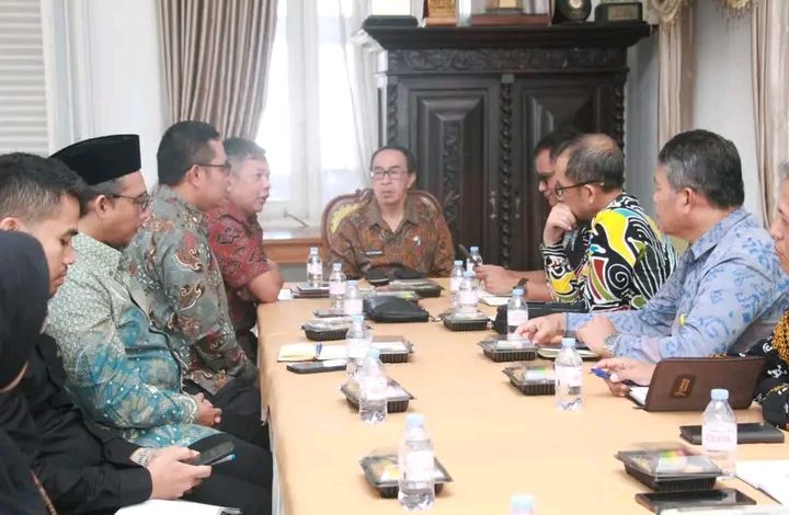 PASTIKAN MASYARAKAT MENDAPAT LAYANAN KESEHATAN, PEMKAB SUKABUMI PANTAU KEBERLANGSUNGAN PROGRAM JKN