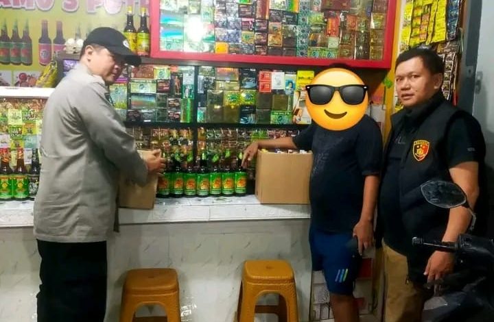 Wujudkan Malam Minggu Aman, Polsek Baros Gelar Operasi Pekat dan Amankan Puluhan Botol Miras