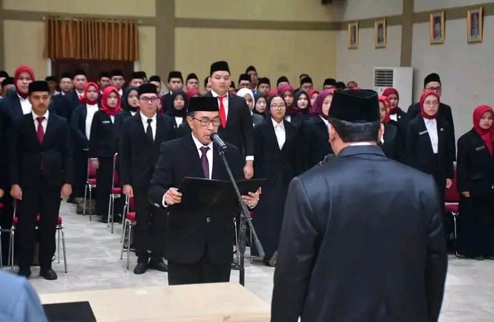 PENGUKUHAN SEKDA, BUPATI TEGASKAN KEBIJAKAN KEPEGAWAIAN BERDASARKAN SISTEM MERIT, KOMPETENSI DAN KINERJA