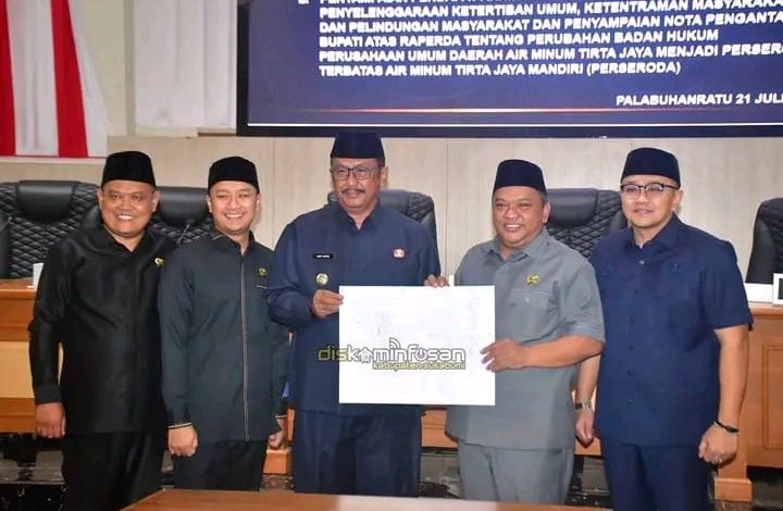 PARIPURNA DPRD, BUPATI SAMPAIKAN NOTA PENGANTAR PERUBAHAN BADAN HUKUM PERUMDA MENJADI PERSERODA