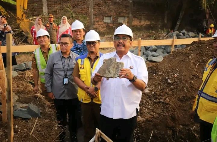 BUPATI SUKABUMI LETAKKAN BATU PERTAMA PEMBANGUNAN KANTOR KECAMATAN SURADE DAN KECAMATAN CIRACAP