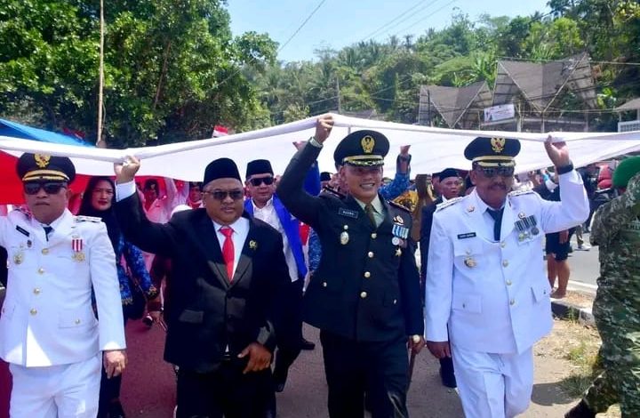 BENDERA MERAH PUTIH MEMBENTANG 300 METER DI PANTAI KARANGHAWU, BUPATI” WUJUD SYUKUR MASYARAKAT ATAS KEMERDEKAAN”