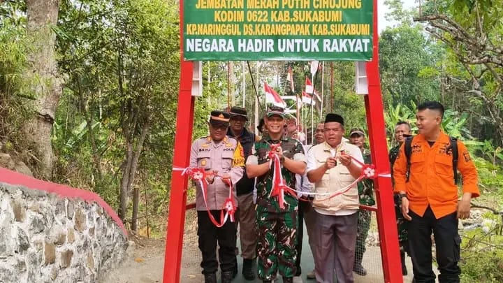 JEMBATAN MERAH PUTIH CIHUJUNG DIRESMIKAN, DANDIM” SANGAT PENTING UNTUK MASYARAKAT”