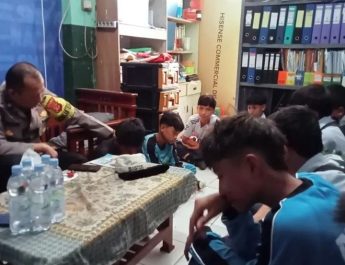 SINERGITAS TNI-POLRI DAN SEKOLAH, BHABINKAMTIBMAS SUKABUMI BERIKAN PEMBINAAN KHUS CEGAH KENAKALAN REMAJA*