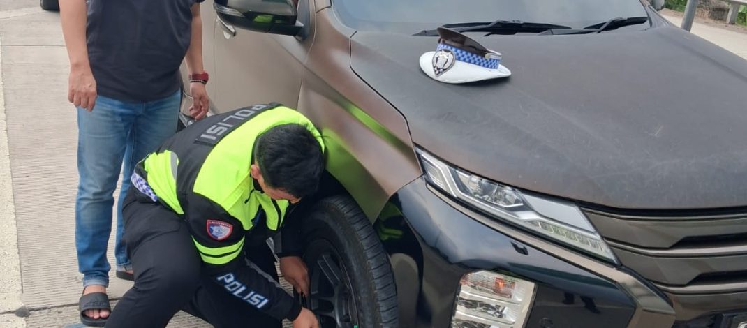 Polantas KARIB Induk PJR BSD Korlantas Polri Bantu Pengendara Ganti Ban Pecah di Tol CSJ
