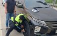 Polantas KARIB Induk PJR BSD Korlantas Polri Bantu Pengendara Ganti Ban Pecah di Tol CSJ