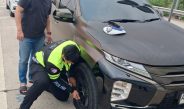 Polantas KARIB Induk PJR BSD Korlantas Polri Bantu Pengendara Ganti Ban Pecah di Tol CSJ