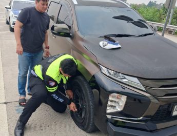Polantas KARIB Induk PJR BSD Korlantas Polri Bantu Pengendara Ganti Ban Pecah di Tol CSJ