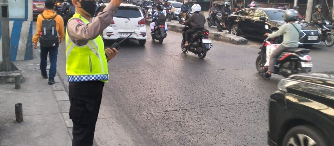 Jaga Jakarta On The Spot ; Polsek Bekasi Barat Intensifkan Pengaturan Lalu Lintas Pagi, Bantu Warga Beraktivitas