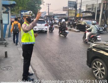 Jaga Jakarta On The Spot ; Polsek Bekasi Barat Intensifkan Pengaturan Lalu Lintas Pagi, Bantu Warga Beraktivitas