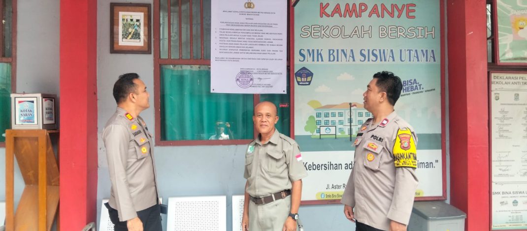 Jaga Pelajar, Kapolsek Bekasi Barat Melakukan Pemasangan Banner Maklumat di SMK Bina Siswa Utama