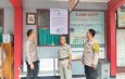 Jaga Pelajar, Kapolsek Bekasi Barat Melakukan Pemasangan Banner Maklumat di SMK Bina Siswa Utama
