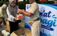 Jumat Berbagi Berkah, IYE Hidangkan Makan Sehat dan Bergizi untuk Warga di Pinggir Jalan Jaktim