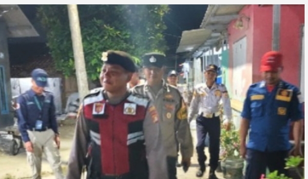 Patroli Malam, Polsek Kepulauan Seribu Selatan Sosialisasikan Layanan Polisi 110 dan Ajak Warga Jaga Kamtibmas