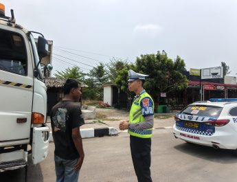 Jaga Kamseltibcarlantas, PJR Polda Banten Edukasi Pengemudi Truk