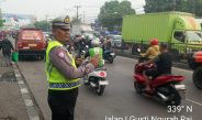 Polsek Bekasi Barat Gelar Pengaturan Lalu Lintas, Berikan Pelayanan kepada Pengguna Jalan