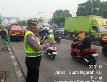 Polsek Bekasi Barat Gelar Pengaturan Lalu Lintas, Berikan Pelayanan kepada Pengguna Jalan