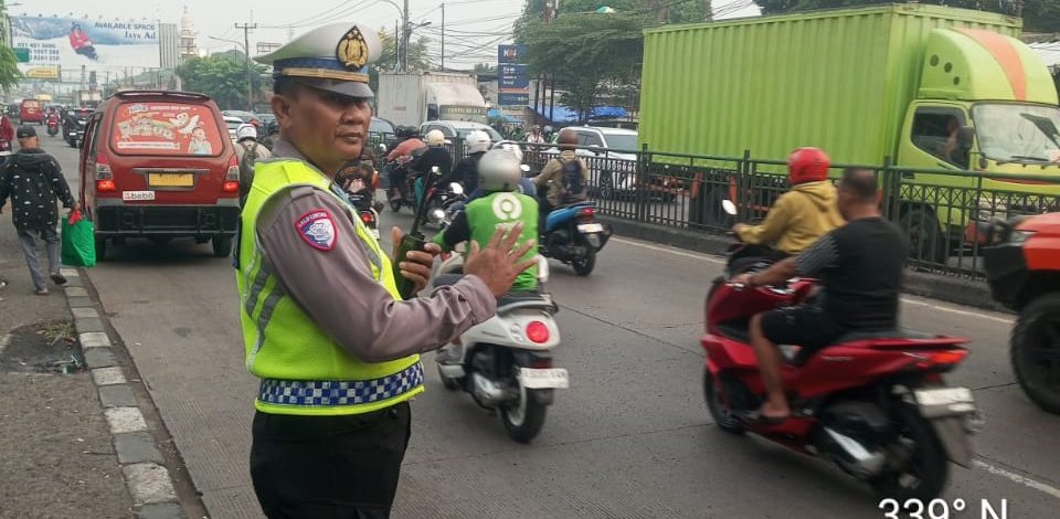 Polsek Bekasi Barat Gelar Pengaturan Lalu Lintas, Berikan Pelayanan kepada Pengguna Jalan