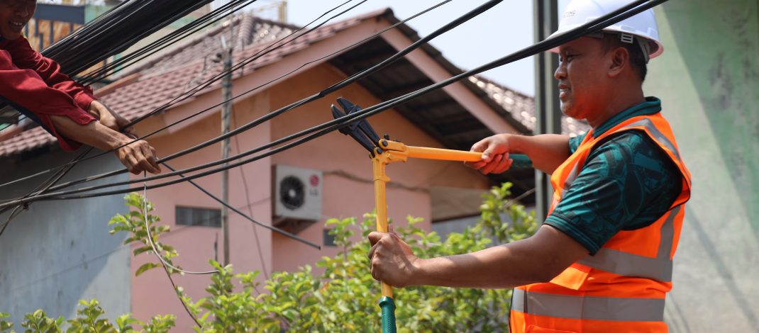 Wali Kota Bekasi Kembali Potong Kabel Udara Semrawut di Jalan Pangeran Jayakarta Sepanjang 3 Kilometer