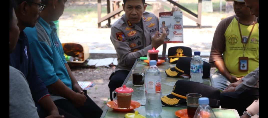 Jumat Curhat di Pulau Kelapa, Polisi Sosialisasikan Layanan 110 dan Ingatkan Bahaya Angin Kencang serta Ombak Tinggi