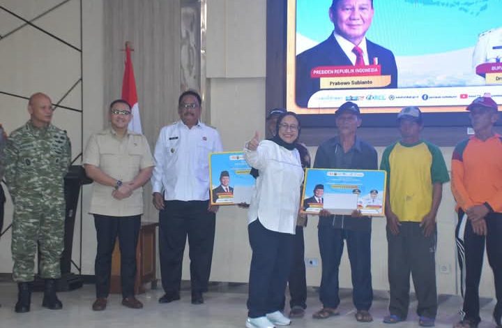 Bupati Sukabumi Salurkan 100 Becak Listrik Bantuan Presiden untuk Warga
