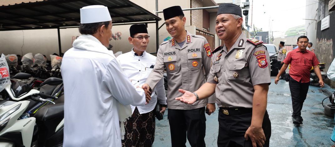 Polisi Hadir di Tengah Umat, Kapolres Metro Bekasi Kota Pererat Silaturahmi Lewat Sholat Jumat Bersama Warga Jatibening