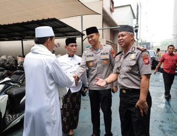 Polisi Hadir di Tengah Umat, Kapolres Metro Bekasi Kota Pererat Silaturahmi Lewat Sholat Jumat Bersama Warga Jatibening