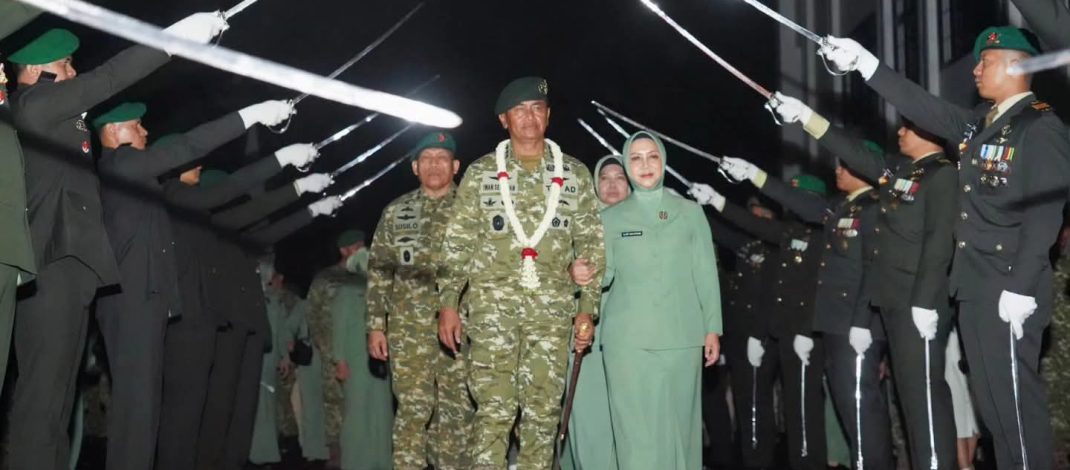 Tradisi Pedang Pora Warnai Lepas Sambut Danpussenif di Bandung