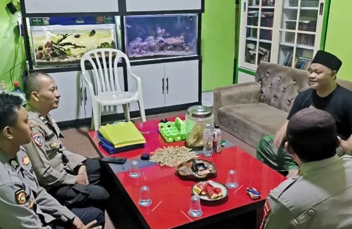 Aktif Sambang Binaan, Bhabinkamtibmas Polsek Baros Pererat Silaturahmi dan Sampaikan Pesan Kamtibmas