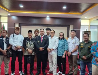 Bupati Bekasi Tegaskan Akan Copot Kadis LH Usai Tuntutan Wartawan