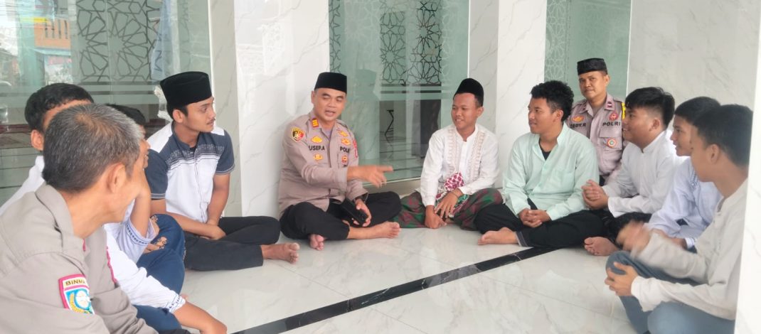 Polisi Bersama Masyarakat, Kapolsek Bekasi Barat Sholat Jumat Bersama Siswa SMK di Masjid Al Ikhlas Bintara