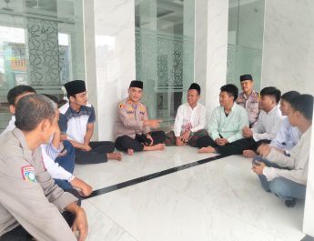 Polisi Bersama Masyarakat, Kapolsek Bekasi Barat Sholat Jumat Bersama Siswa SMK di Masjid Al Ikhlas Bintara