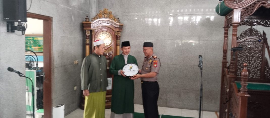 Dekat dengan Jamaah, Kapolsek Pondok Gede Sampaikan Pesan Kamtibmas Lewat Sholat Jumat Keliling