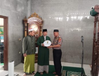 Dekat dengan Jamaah, Kapolsek Pondok Gede Sampaikan Pesan Kamtibmas Lewat Sholat Jumat Keliling