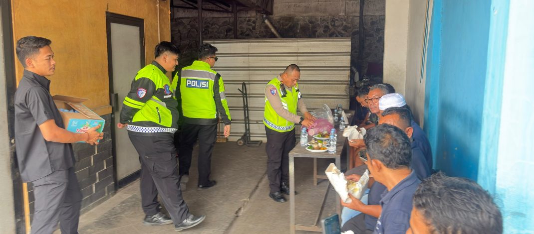 Jumat Berkah, Induk PJR BSD Korlantas Polri “Polisi Bersama Masyarakat Makan Bersama Sopir di Rest Area, Wujud Kepedulian dan Kedekatan Polantas dengan Masyarakat